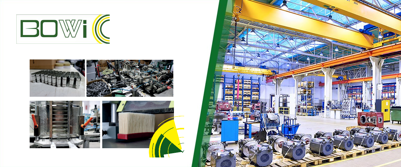 Zdjęcie Wnętrza jasno oświetlonej hali produkcyjnej z suwnicami, regałami i maszynami na paletach.