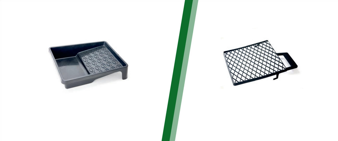 Plastikowa kuweta malarska i metalowa kratka malarska na białym tle, oddzielone zielonym paskiem.